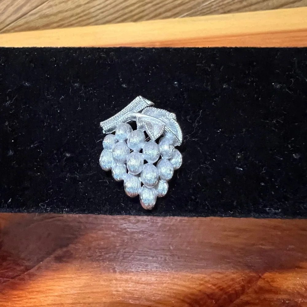 Vintage‎ Trifari Silver Tone Grape Cluster Brooch Textured Mid Century Pin Crown